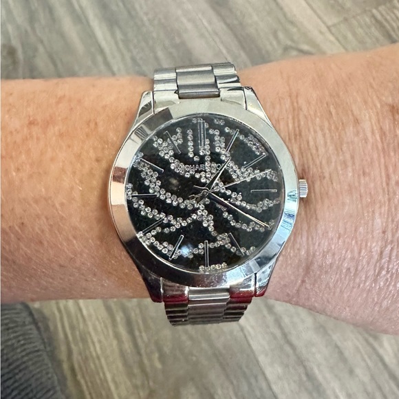 Michael Kors  watch used in runway showing less than 4 times. 9/10 rating firm! - Picture 2 of 11